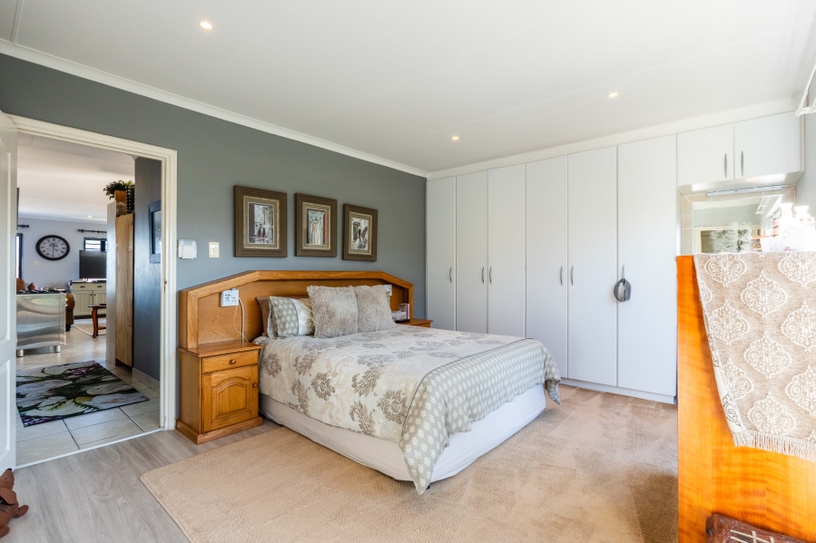 4 Bedroom Property for Sale in Menkenkop Western Cape